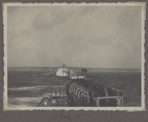 La 4e Division de Croiseurs en Atlantique. Division de croiseurs allant doubler la pointe du Raz (vue 1), le Georges-Leygues naviguant en ligne de file à l'arrière du Dunkerque à la sortie de Brest (vue 2), le même naviguant par petite houle à la sortie de Brest (vue 3) et par forte houle (vue 4), le croiseur Duguay-Trouin en rade de Brest (vue 5). Le Georges Leygues : dans l'Océan Atlantique (vue 6), allant en tournée d'Angleterre (vue 7). Le 8 février 1939, les avaries sur le Georges Leygues après le dramatique abordage du contre-torpilleur Bison au large de Penmarch, lors d'exercices de nuit (vues 8-9).